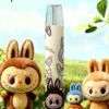 Hebat喜貝 x Labubu聯名一代通用主機｜精品級工藝外殼催生細膩綿密煙霧｜注重日常隨身吸睛度與生活質感的收藏家必備